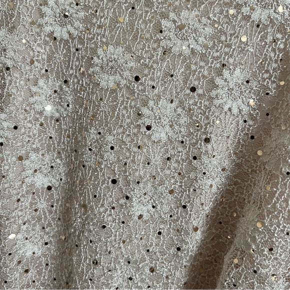Cream dressy blouse belted sequins lace flowing sleeves. - Picture 4 of 8